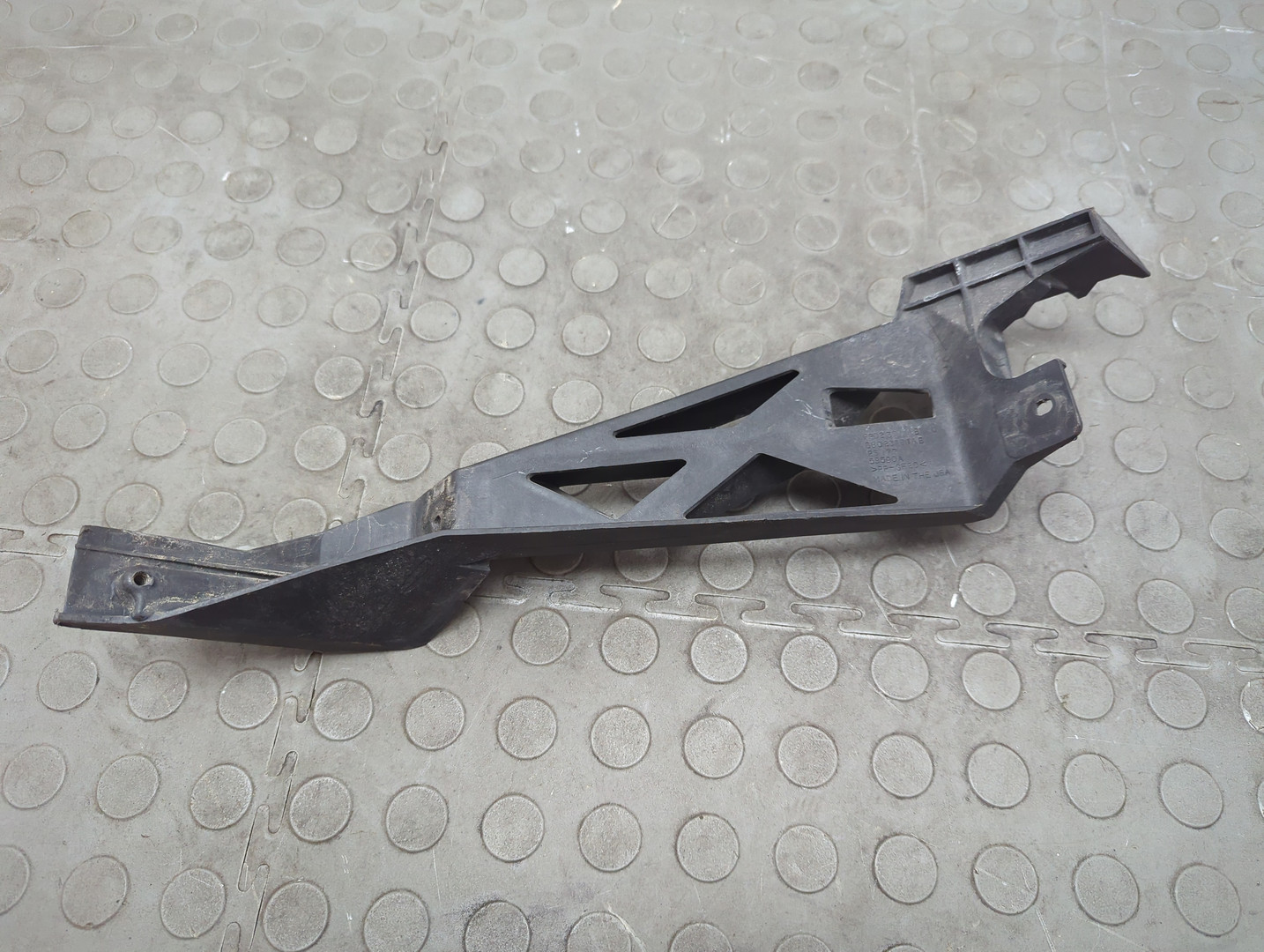 Кронштейн переднего бампера правый