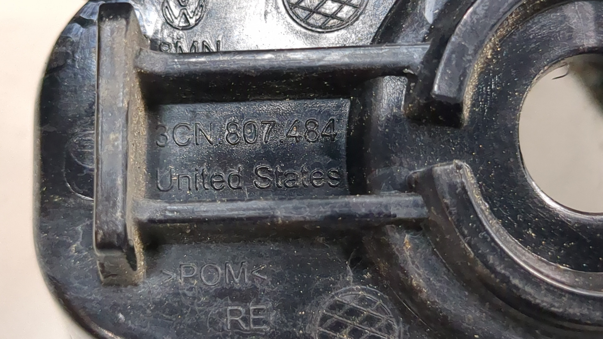 Кронштейн заднего бампера правый