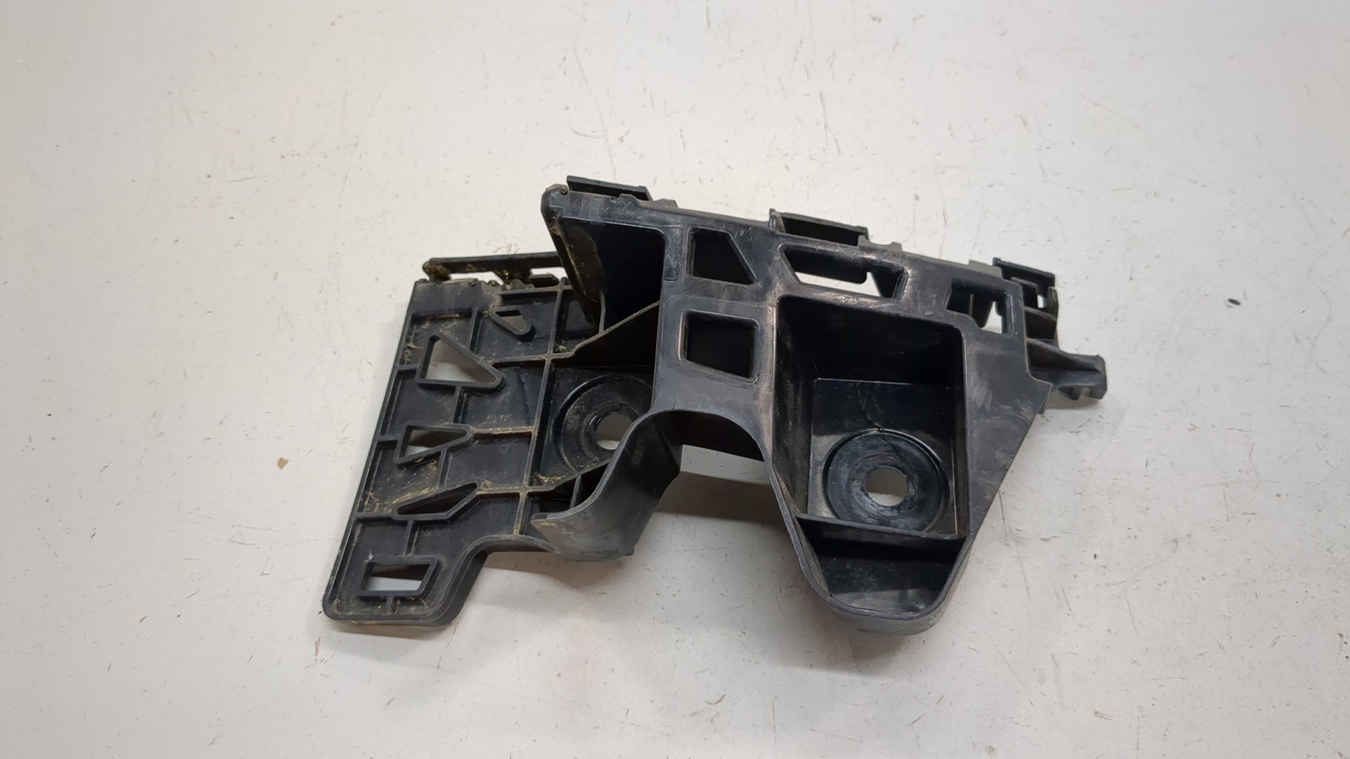 Кронштейн заднего бампера правый