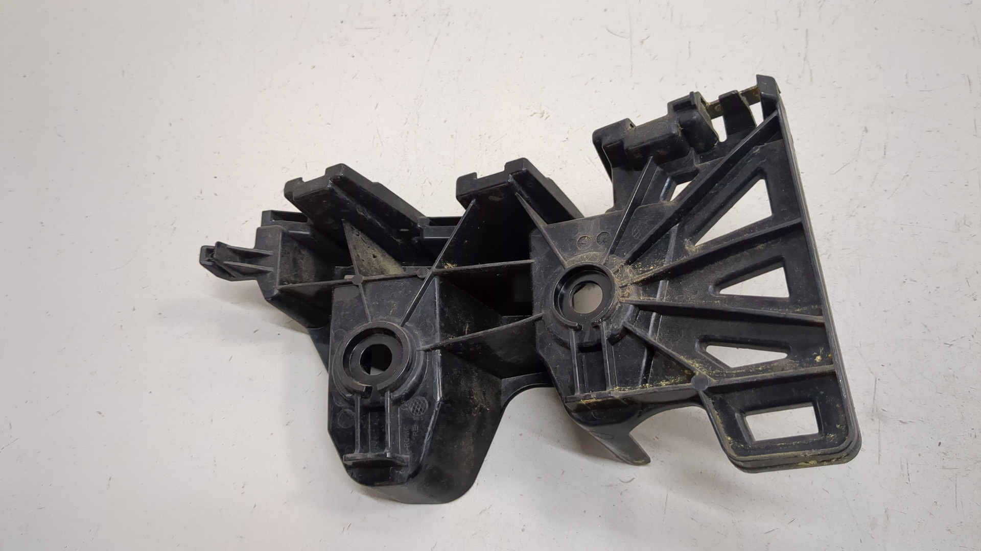 Кронштейн заднего бампера правый