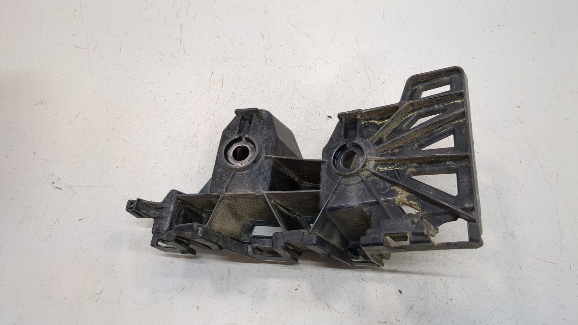 Кронштейн заднего бампера левый