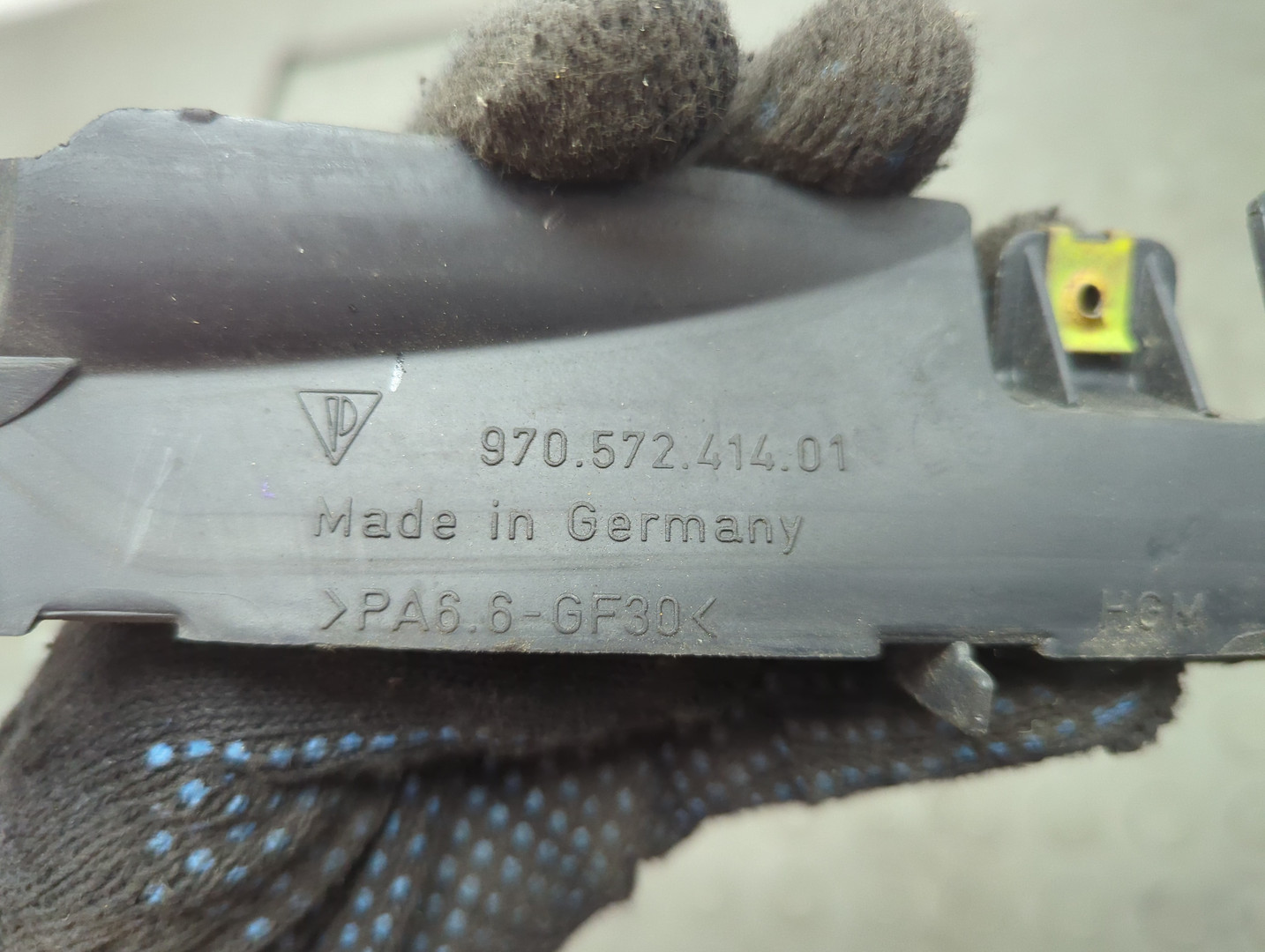 Кронштейн заднего бампера правый