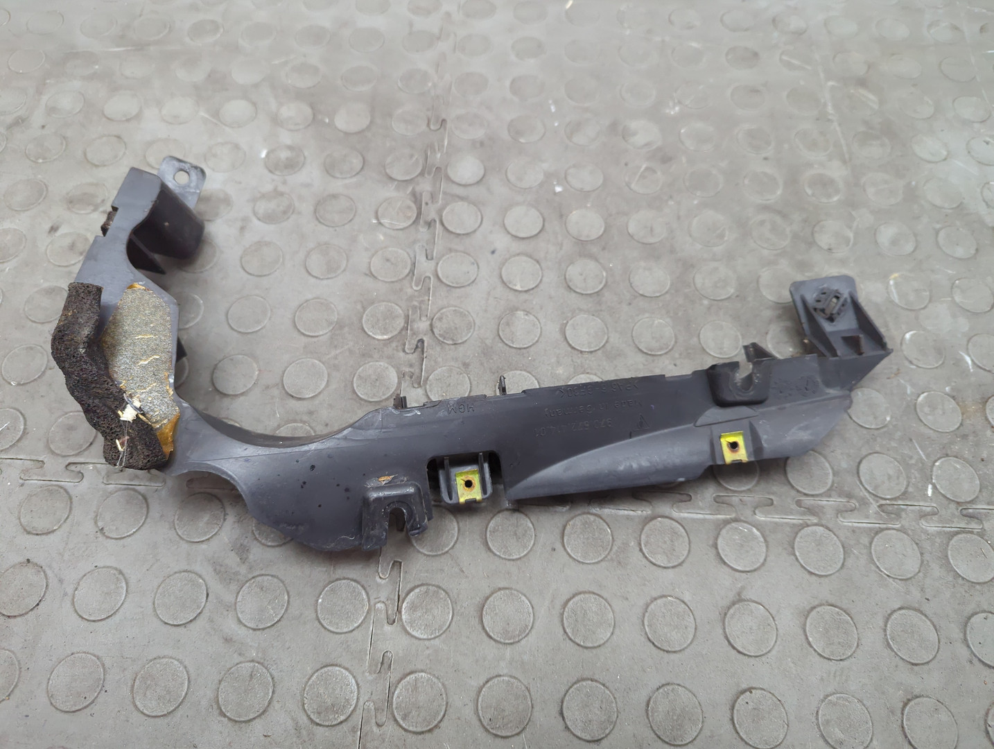 Кронштейн заднего бампера правый