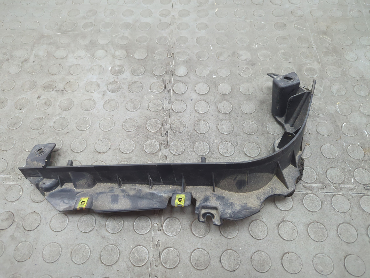 Кронштейн заднего бампера правый