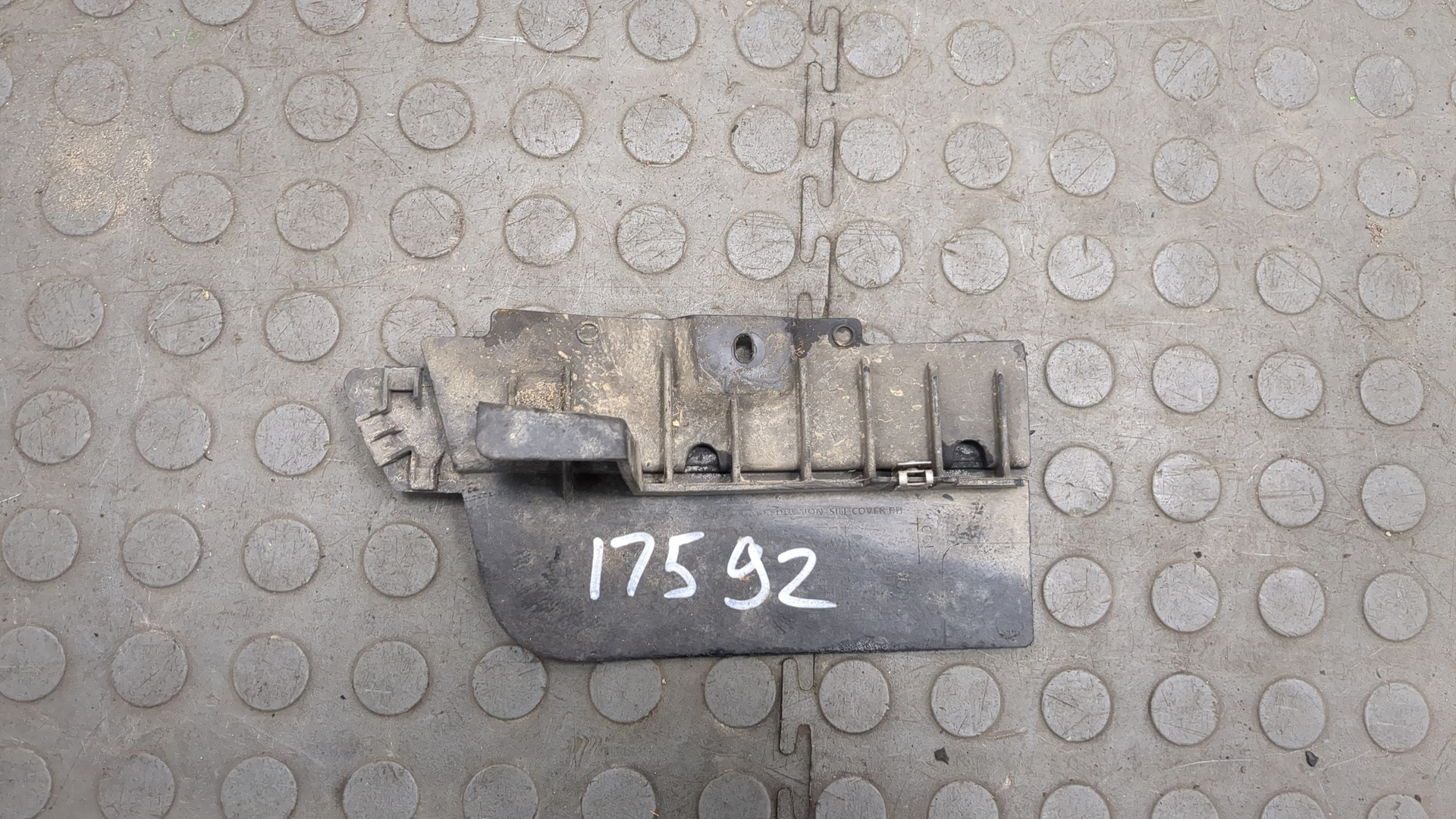 Брызговик передний правый