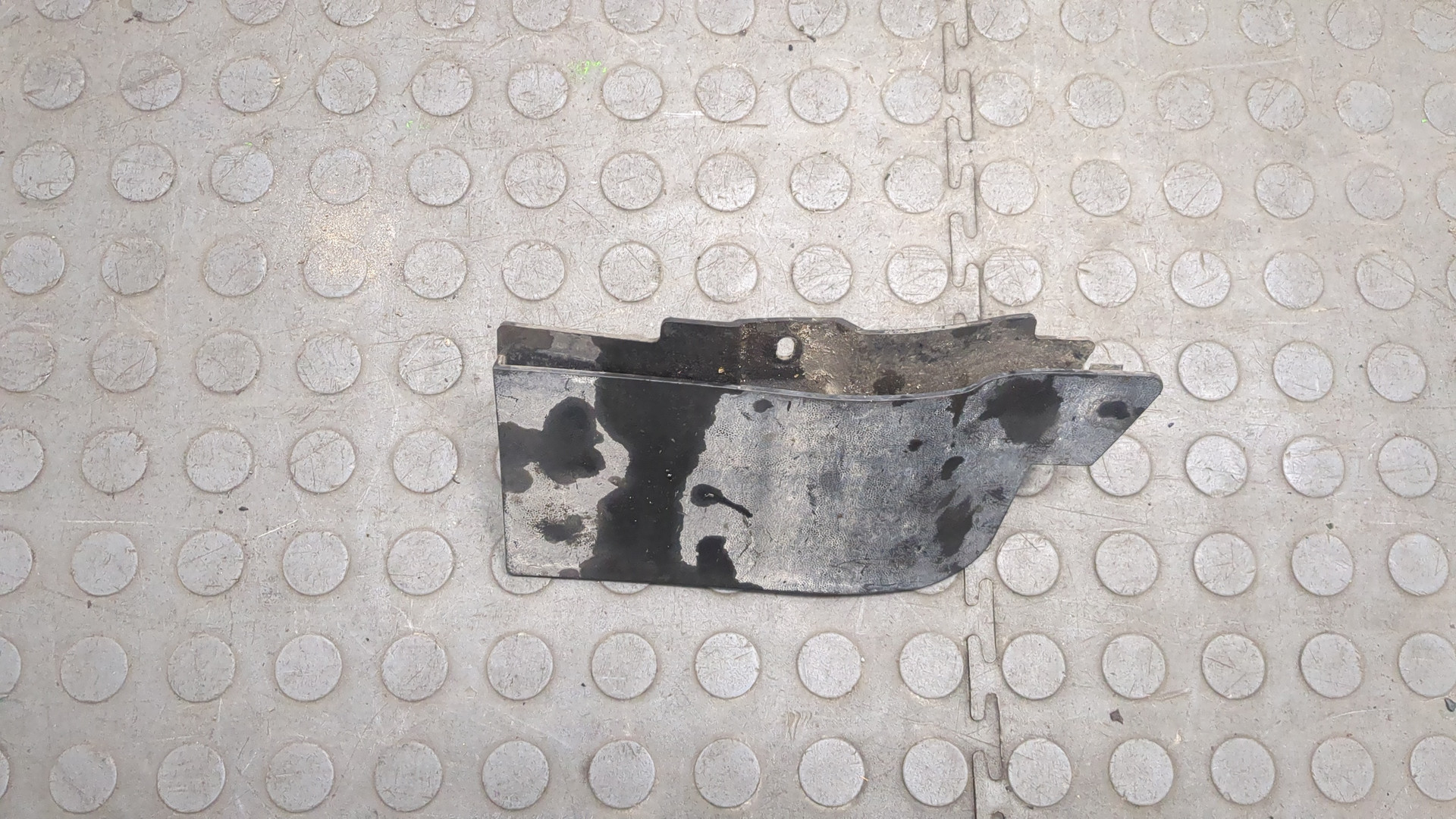 Брызговик передний правый