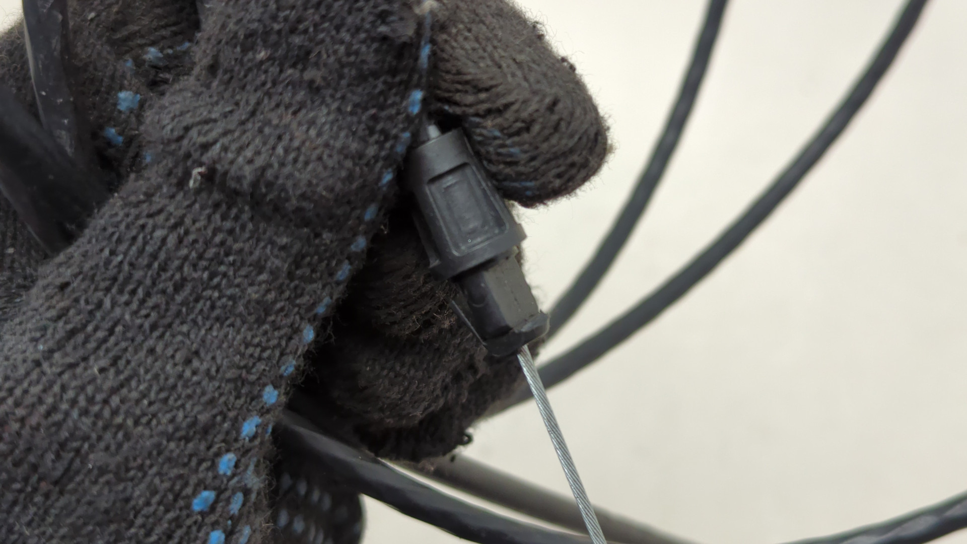 Замок капота