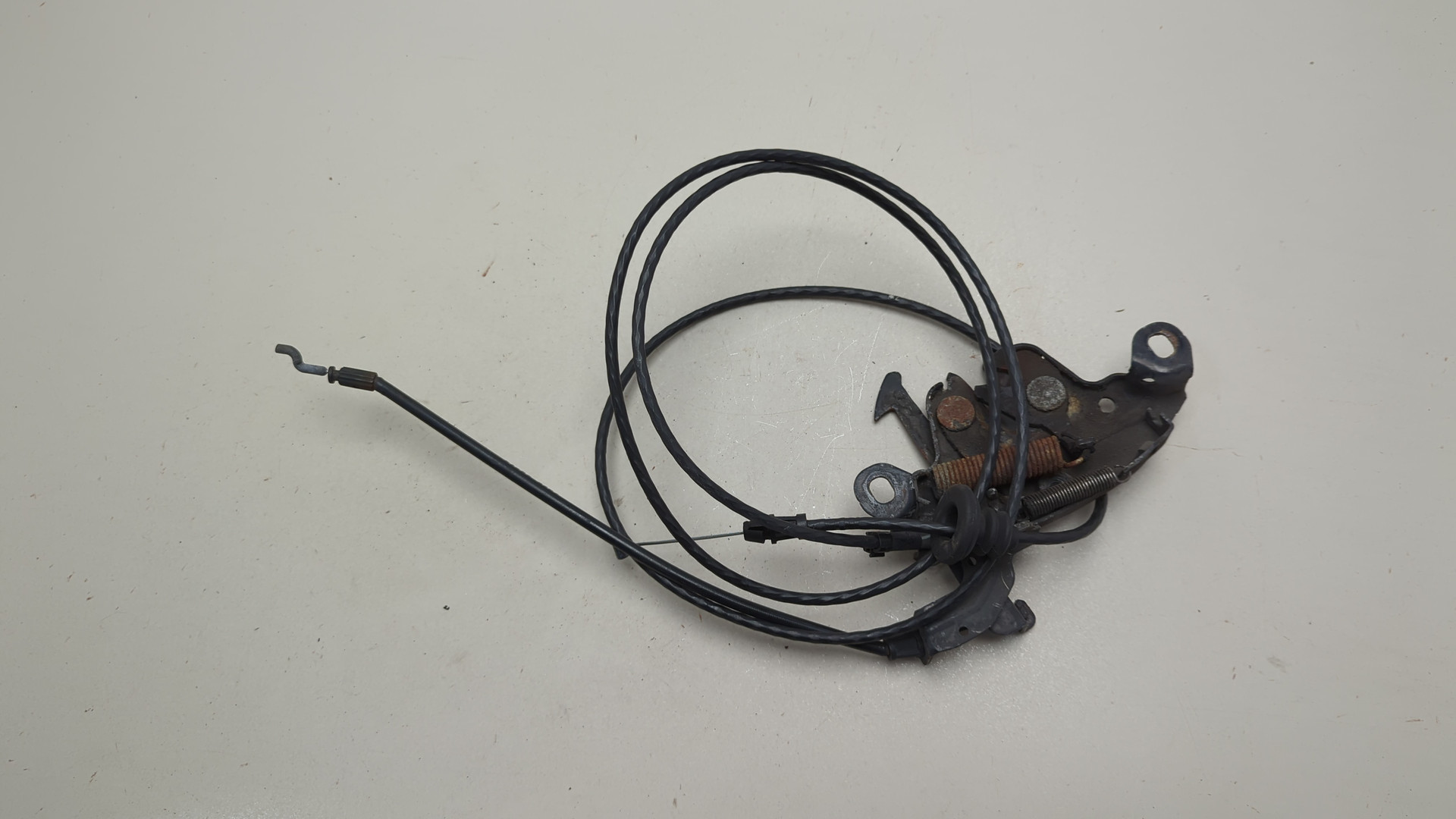 Замок капота