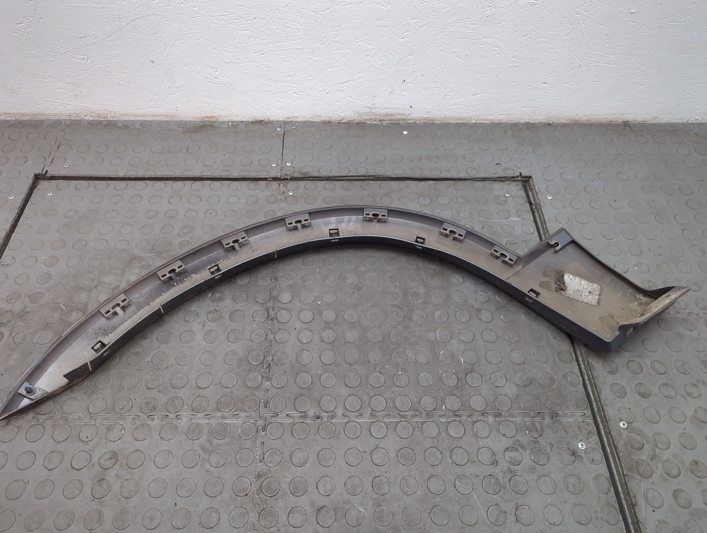 Накладка переднего крыла правого