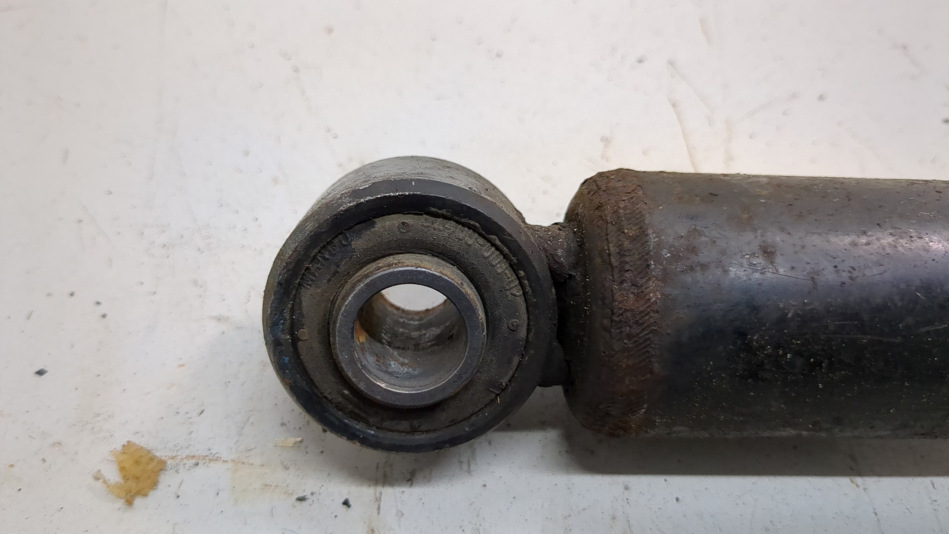 Амортизатор задний правый