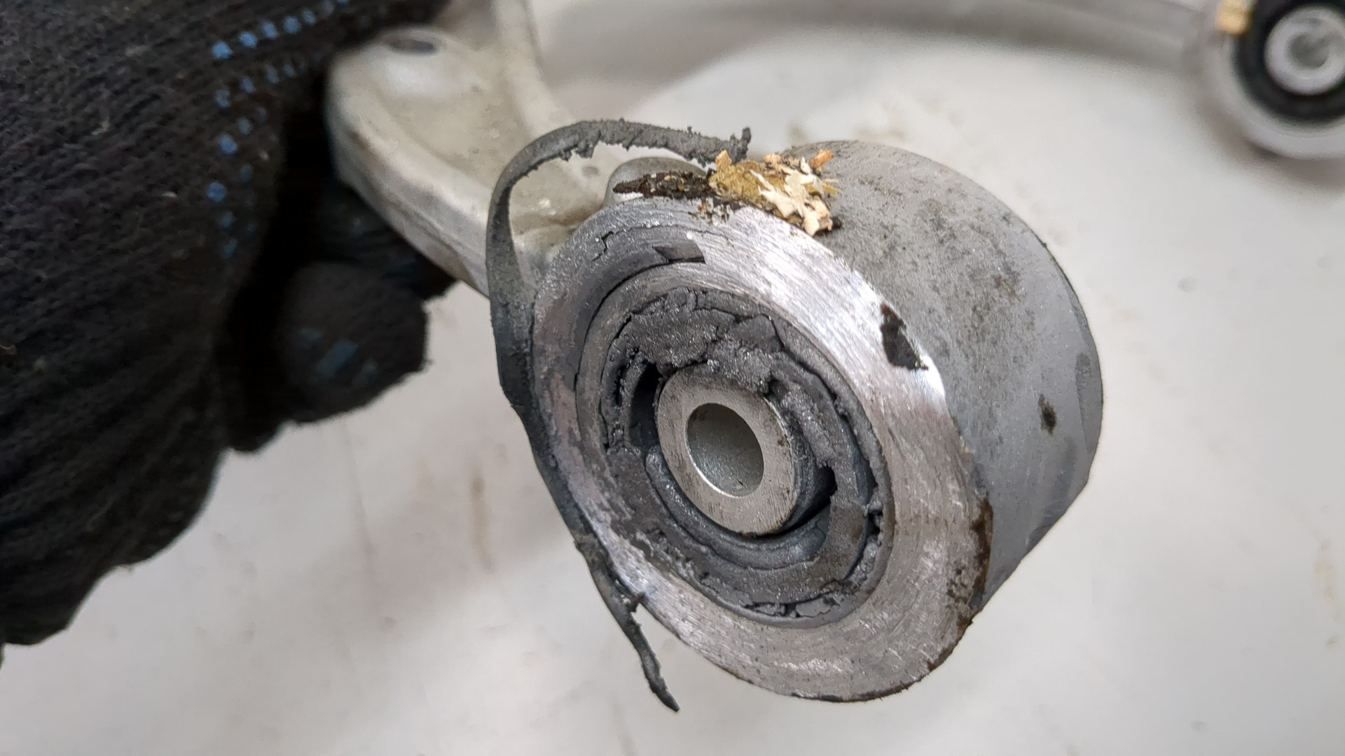 Рычаг передний