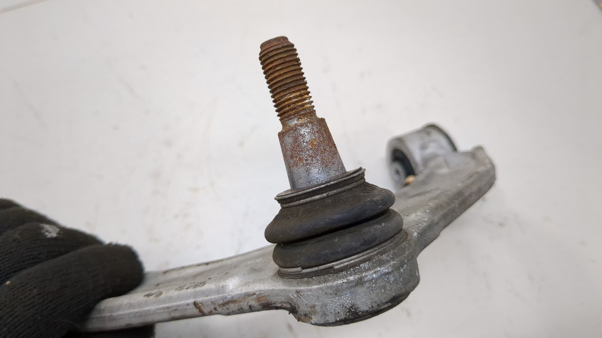 Рычаг передний