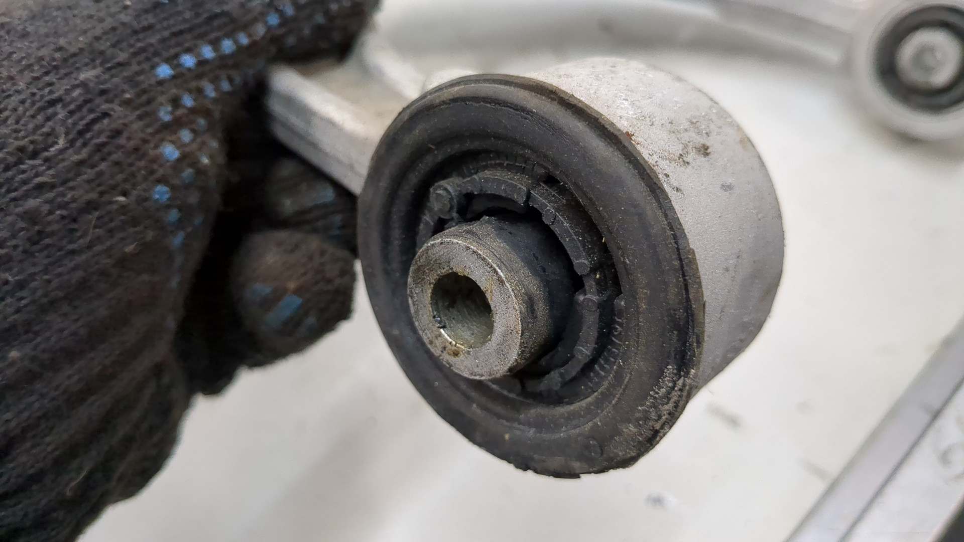 Рычаг передний