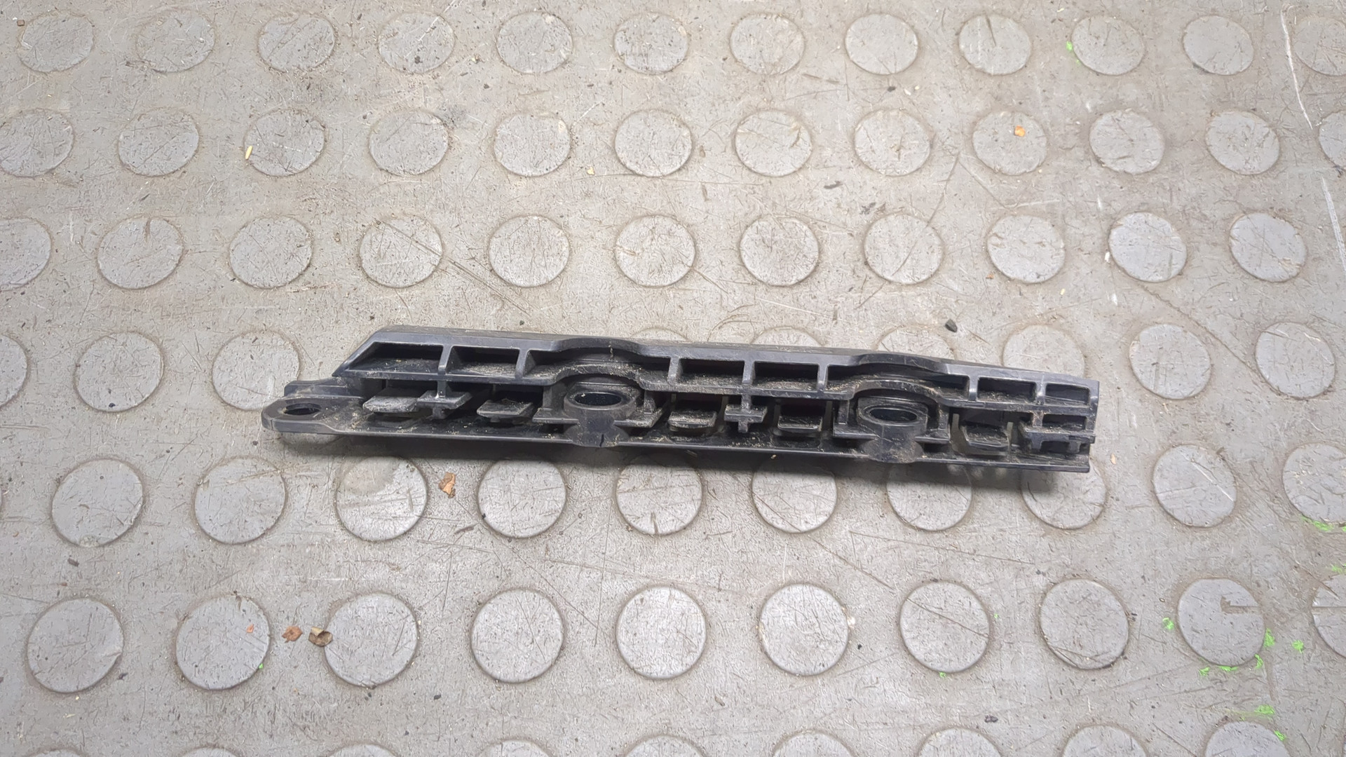 Кронштейн заднего бампера правый