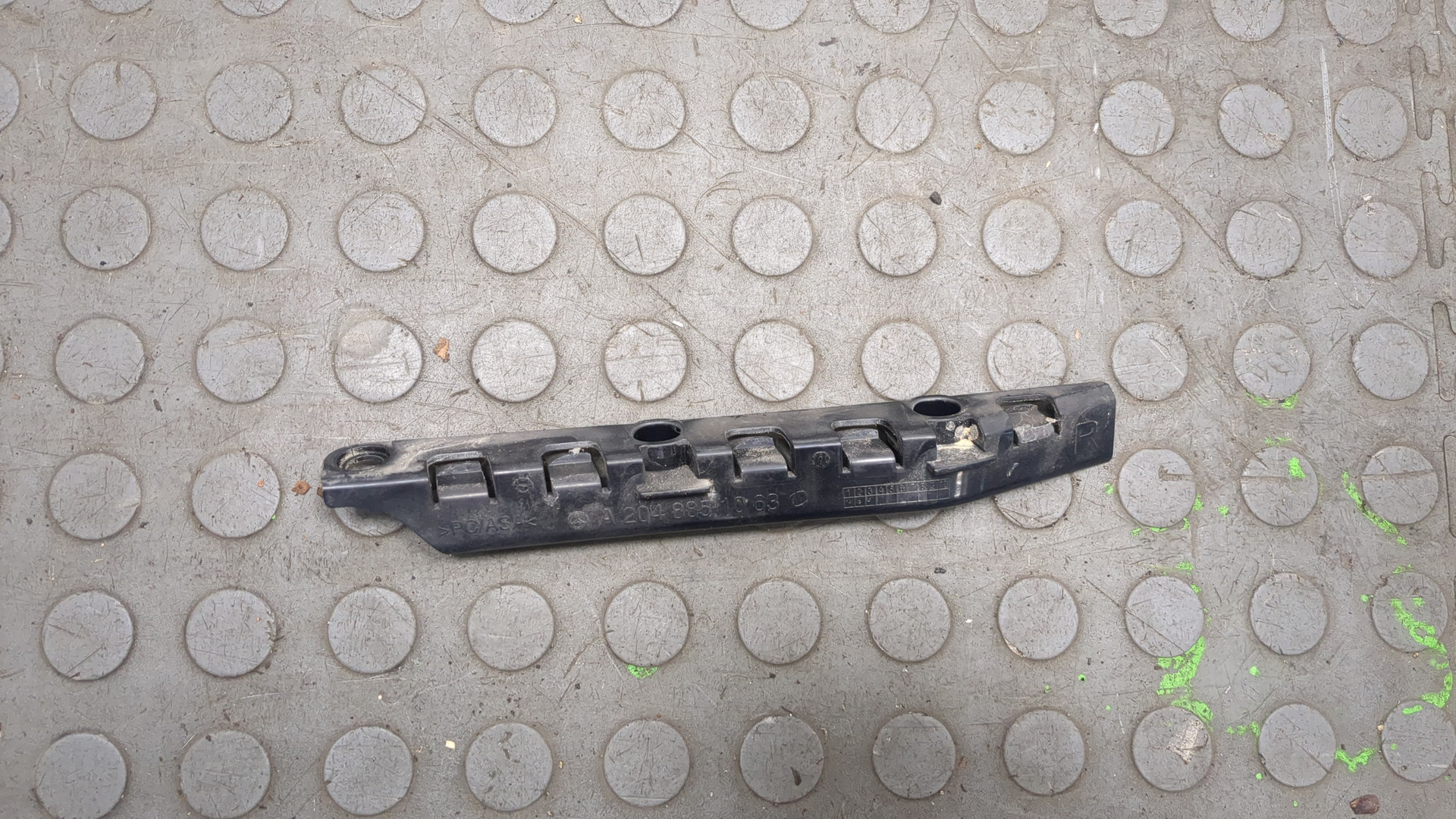 Кронштейн заднего бампера правый