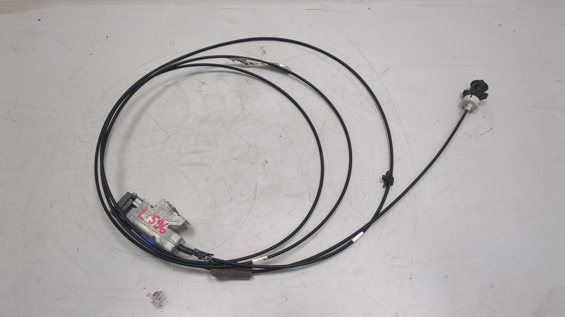 Трос лючка бензобака