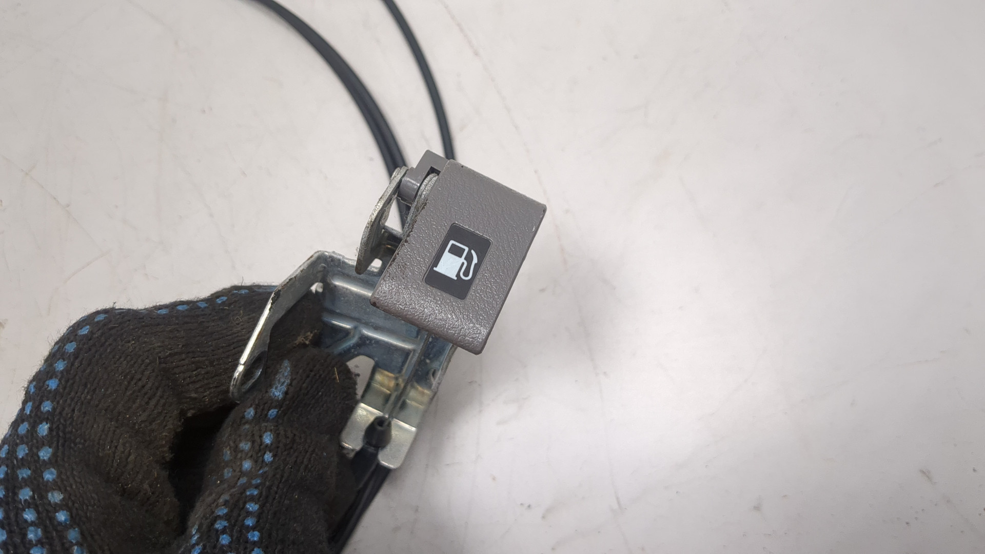 Трос лючка бензобака