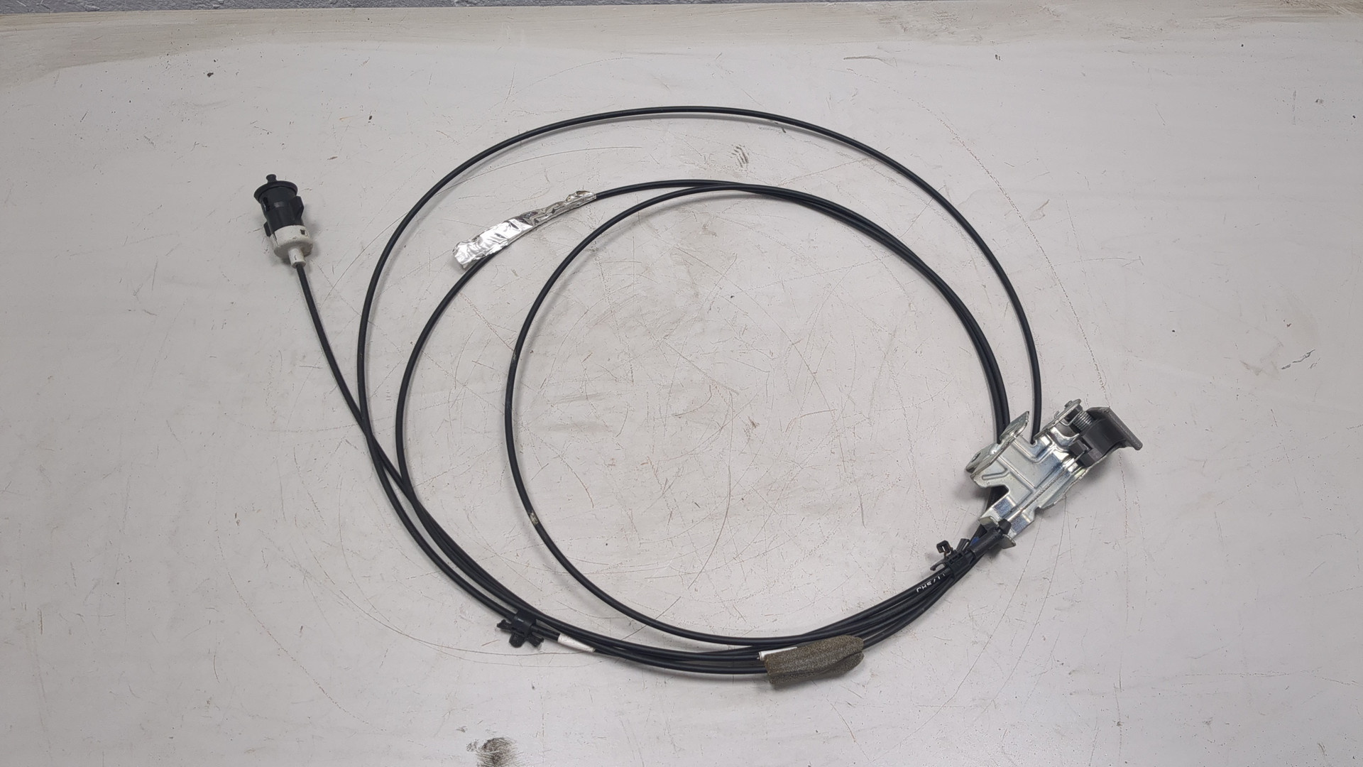 Трос лючка бензобака