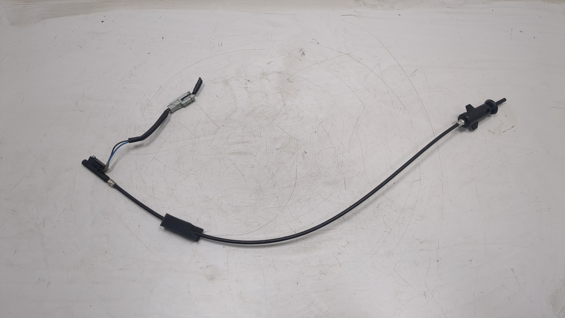 Трос лючка бензобака