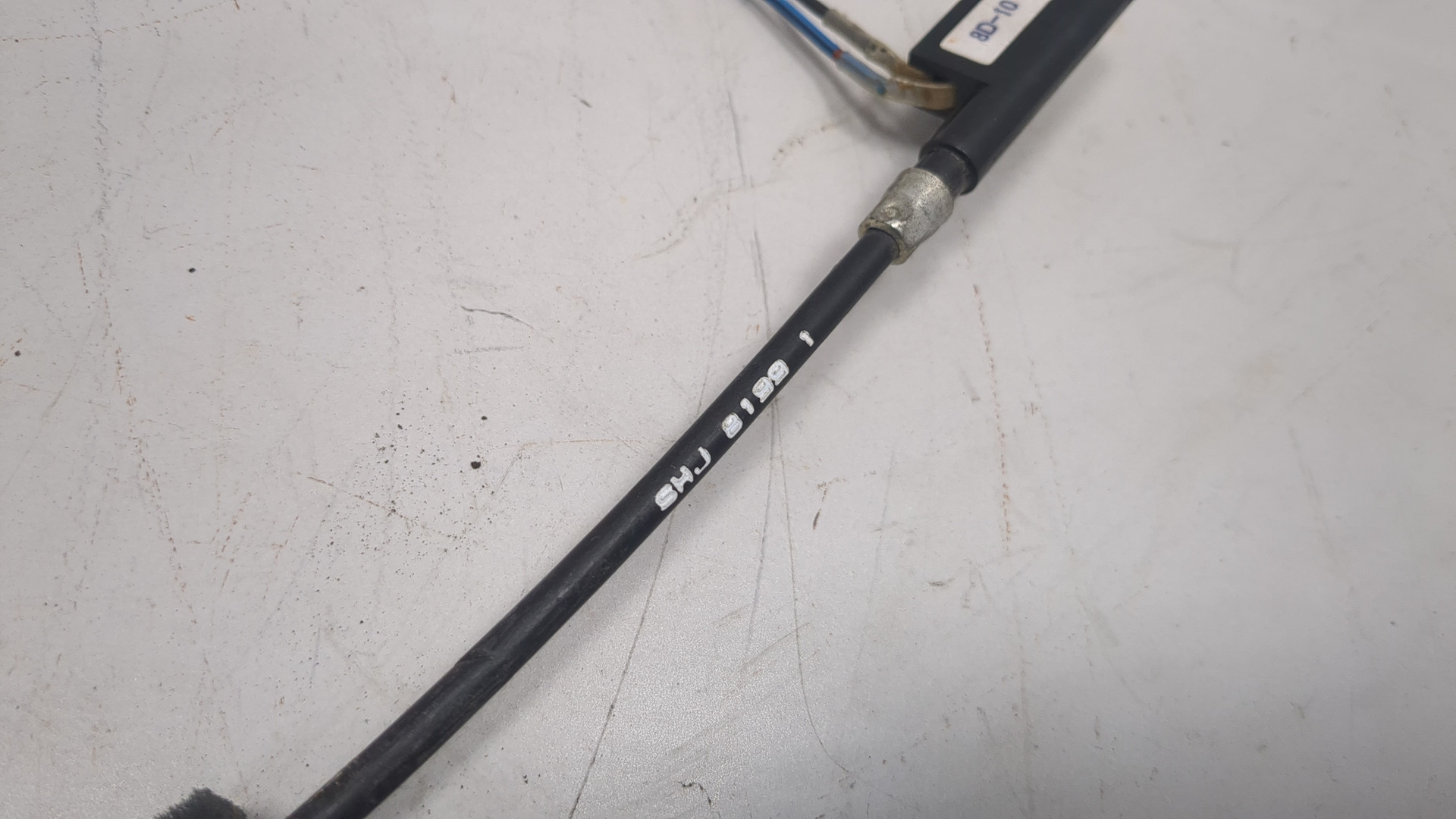 Трос лючка бензобака