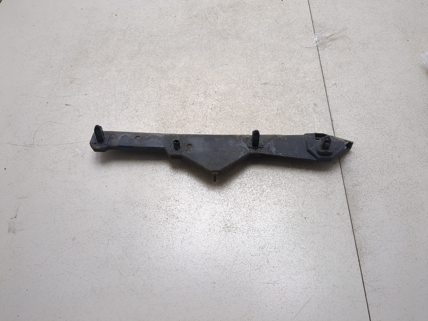 Кронштейн заднего бампера левый