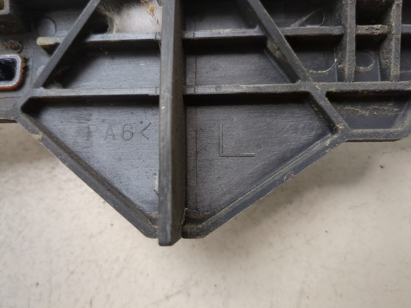 Кронштейн заднего бампера левый