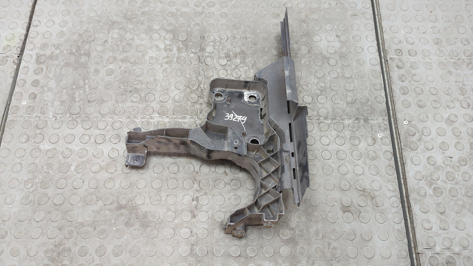 Кронштейн фар левый