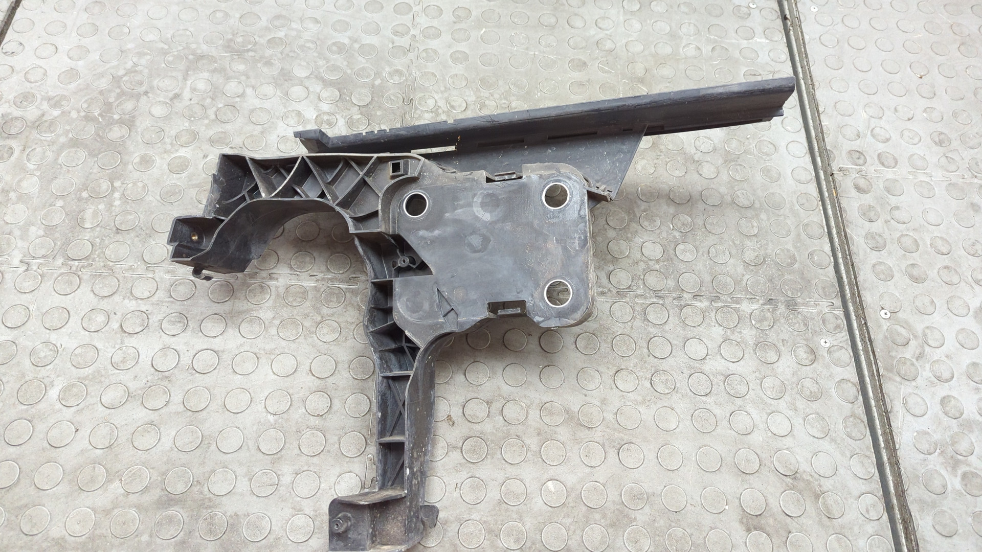 Кронштейн фар левый