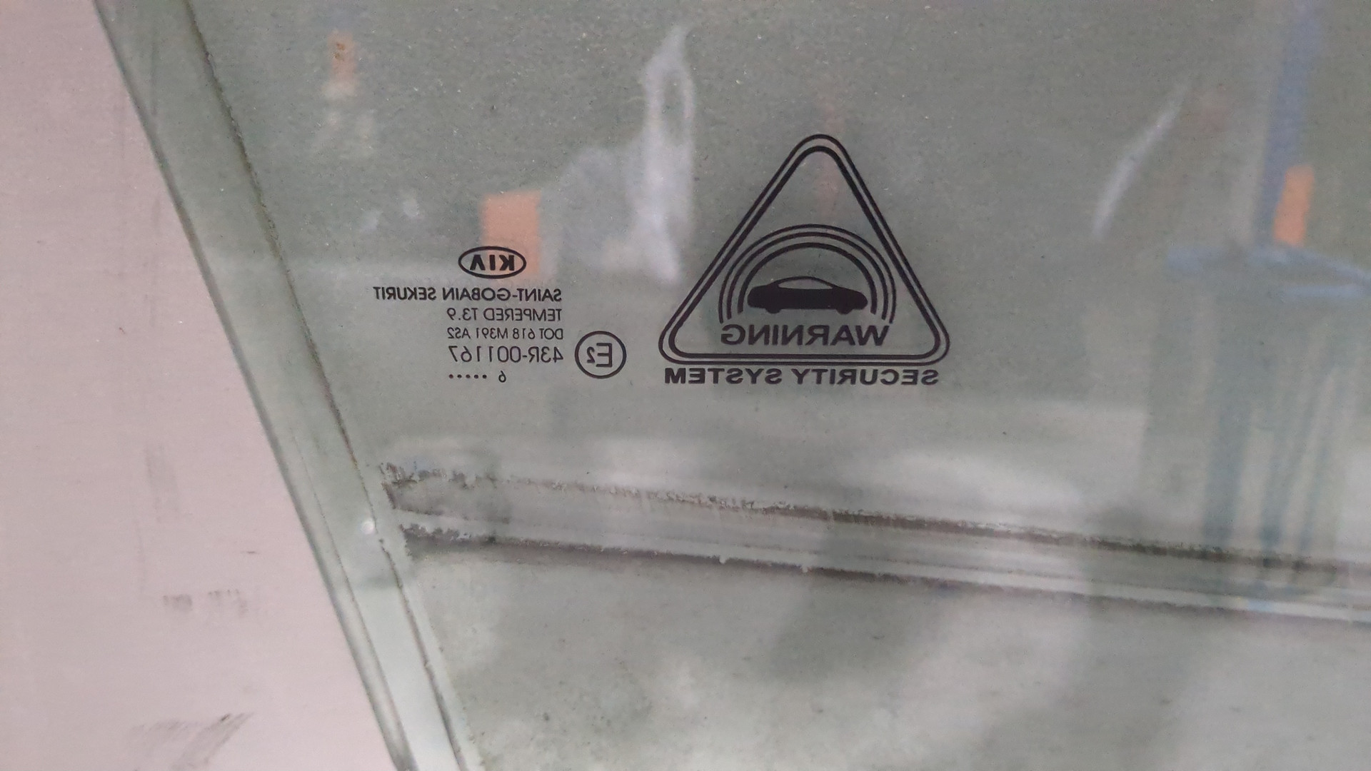 Стекло двери передней левой