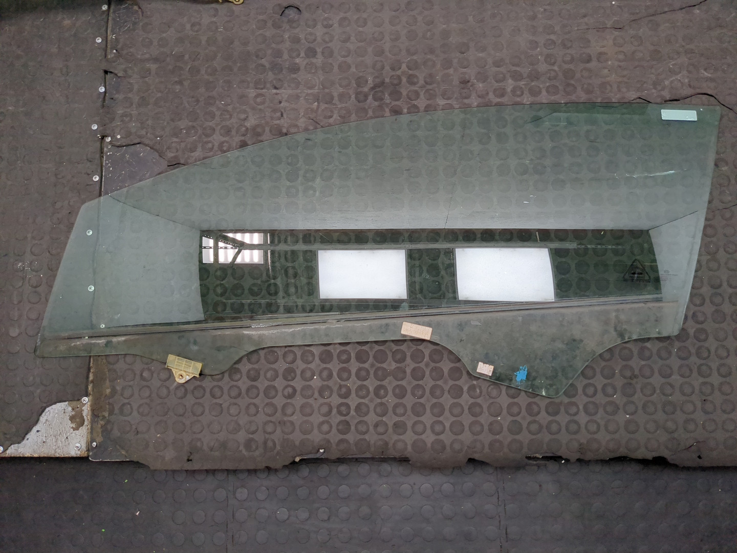 Стекло двери передней левой