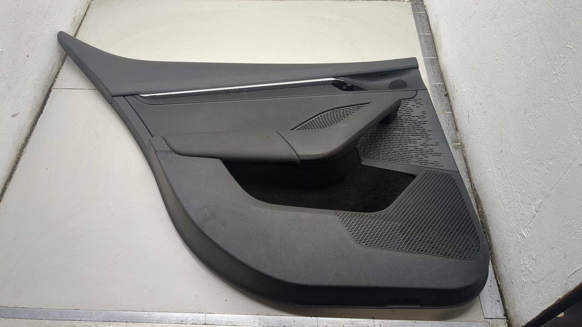 Обшивка двери задней левой