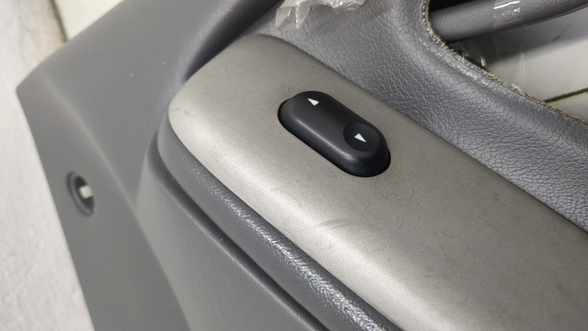 Обшивка двери передней правой