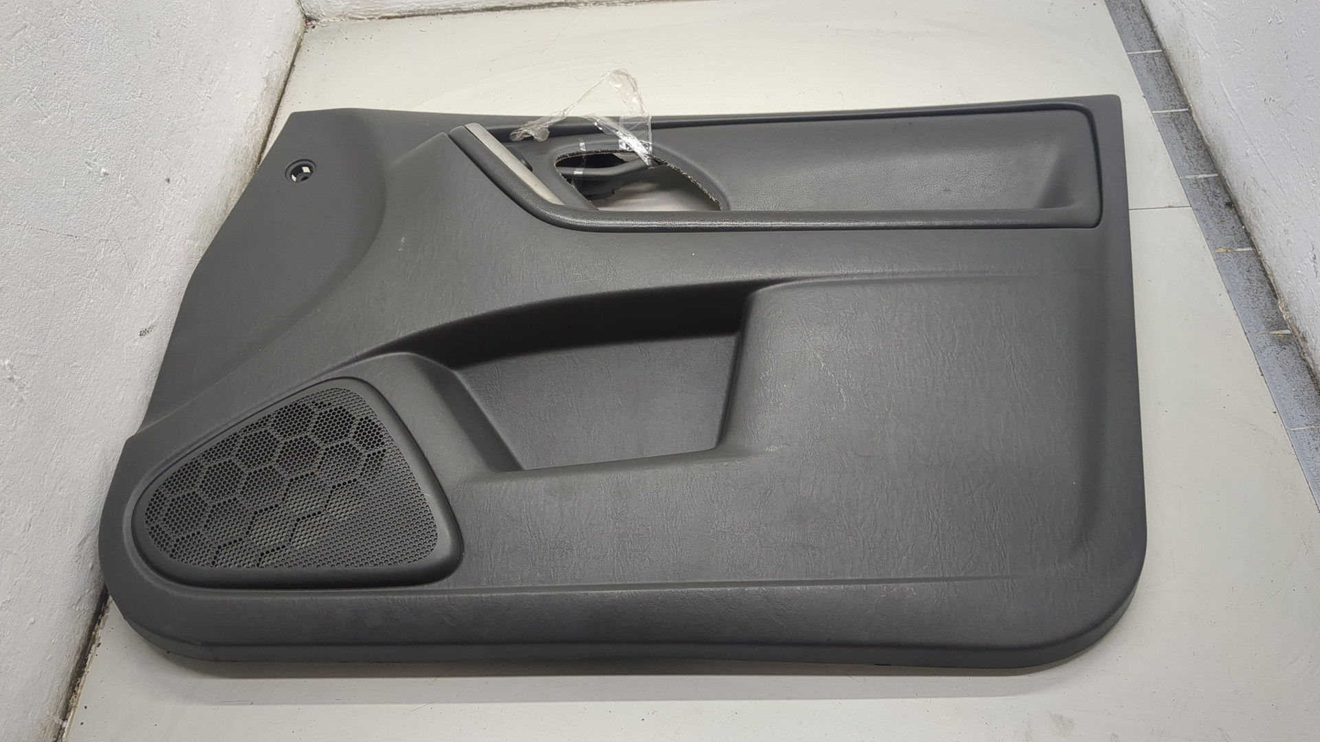 Обшивка двери передней правой