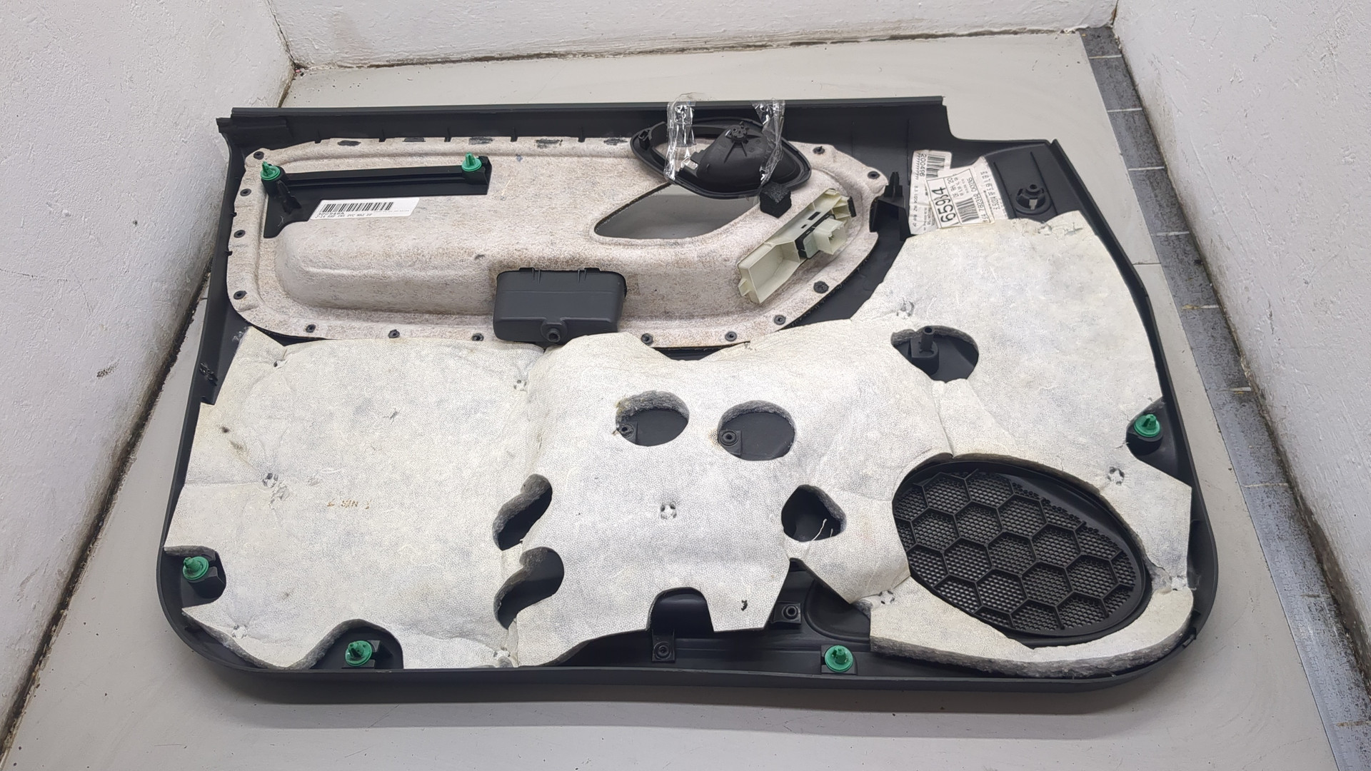 Обшивка двери передней правой