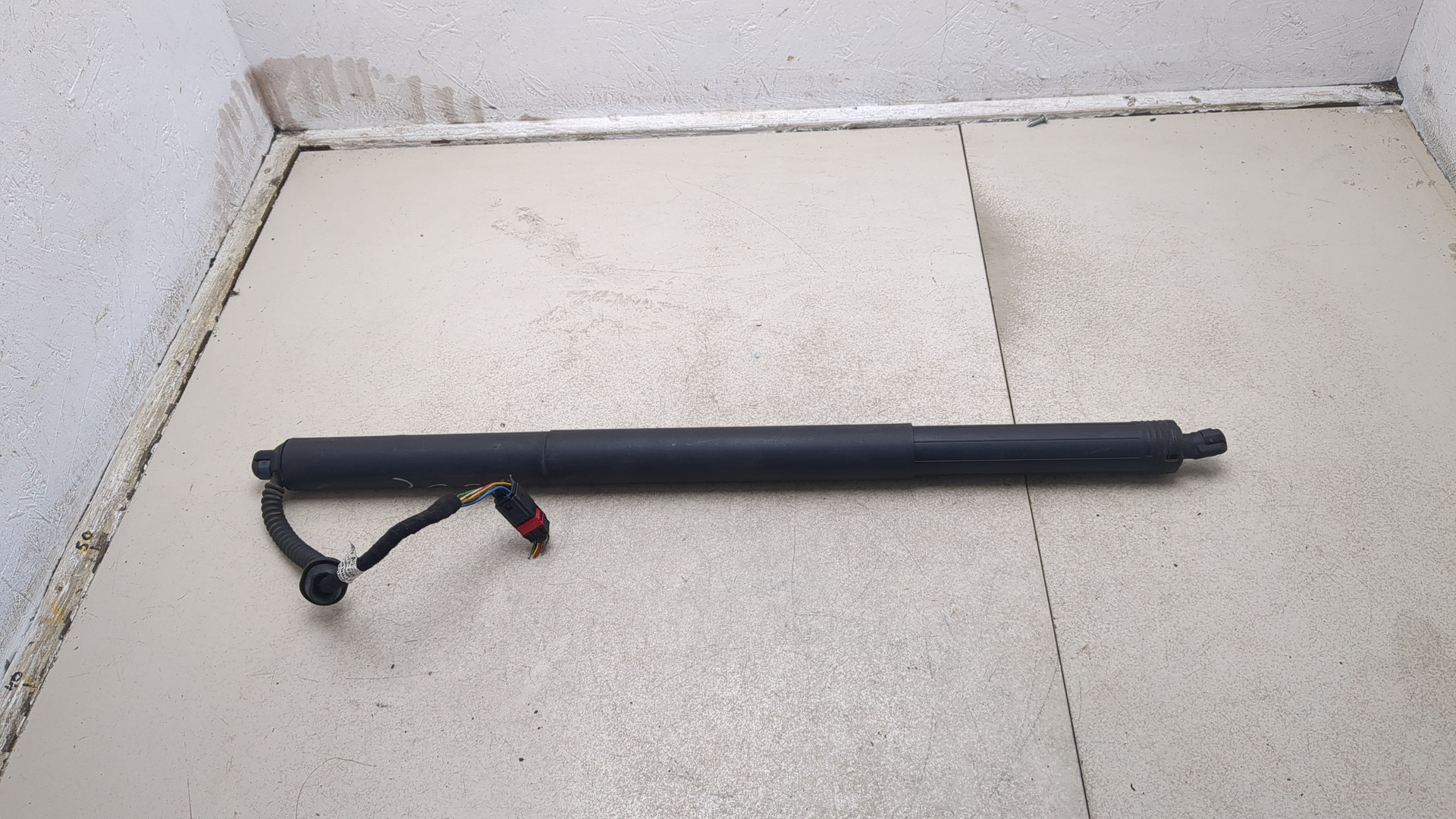 Амортизатор крышки багажника