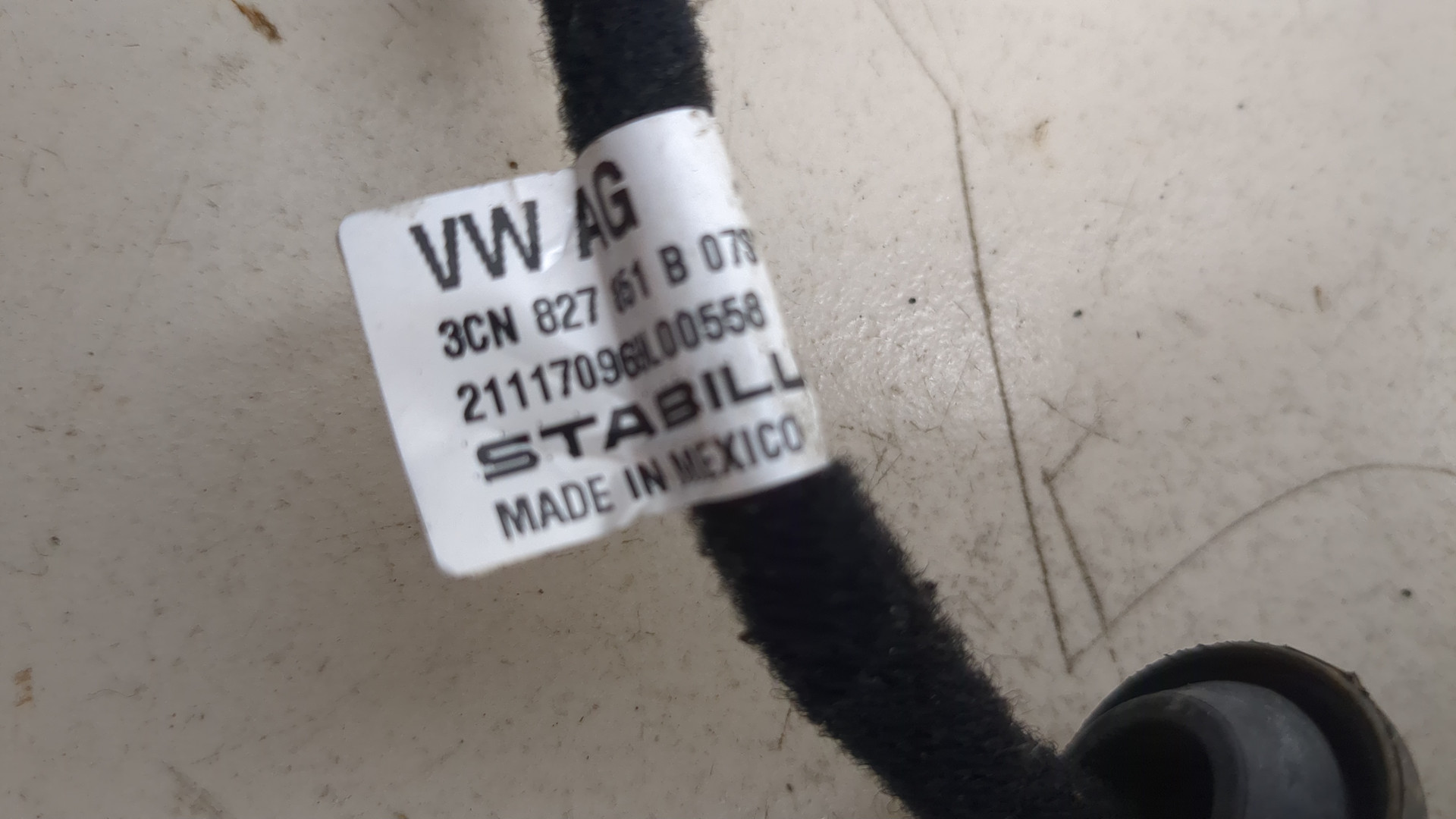 Амортизатор крышки багажника