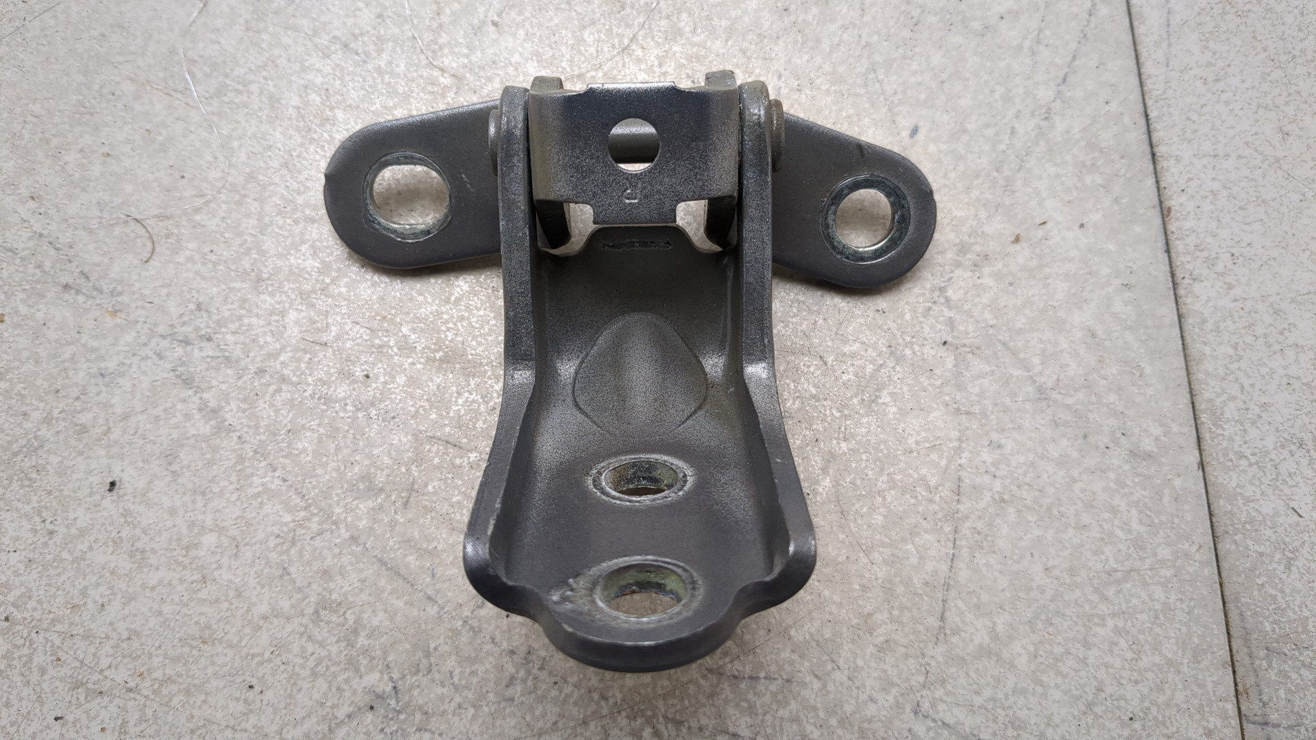 Петля двери