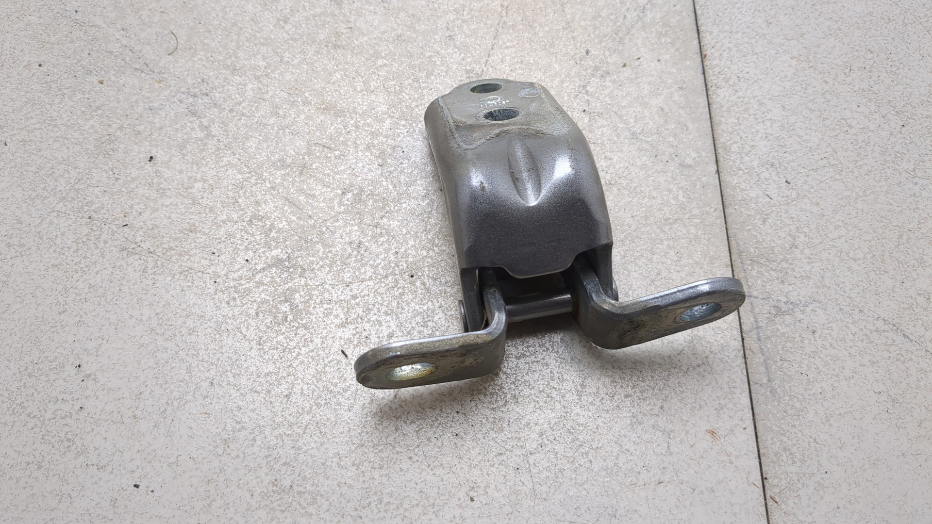 Петля двери