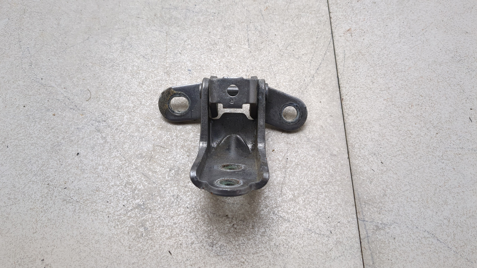 Петля двери