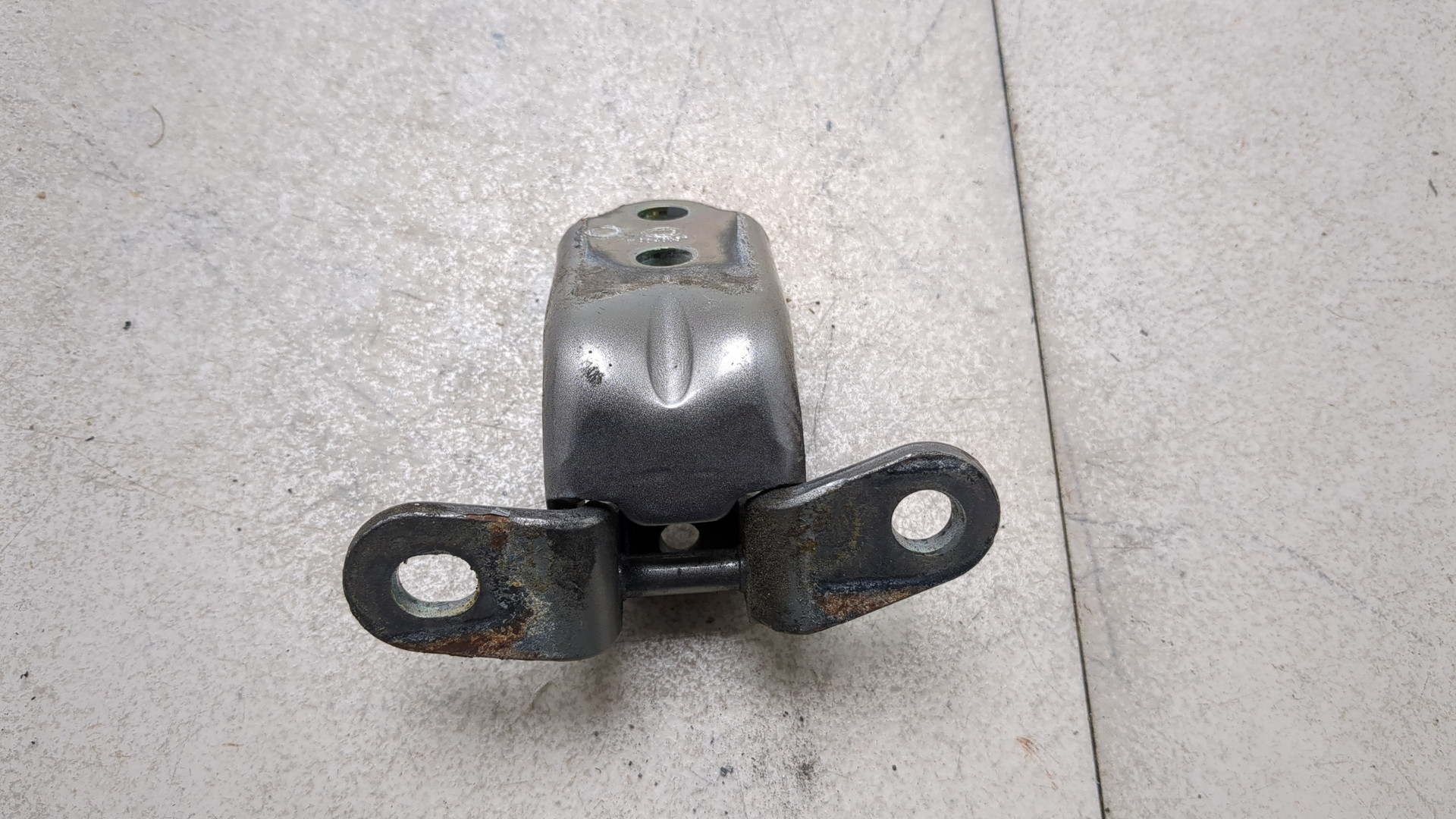 Петля двери