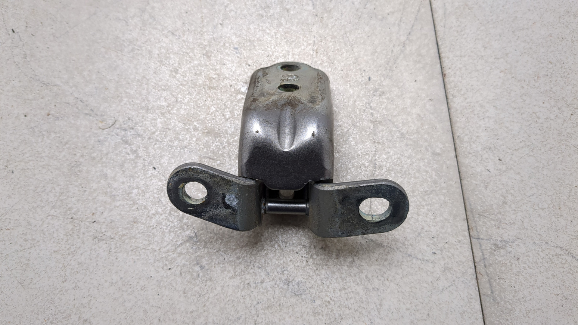 Петля двери