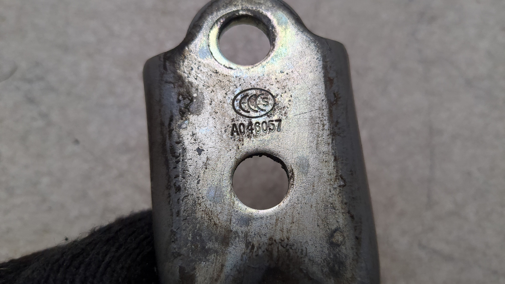 Петля двери