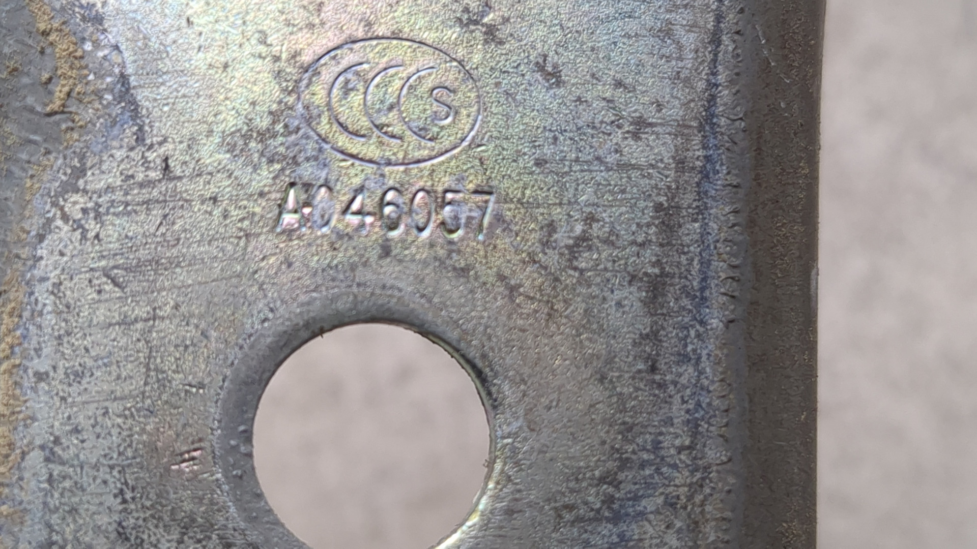 Петля двери