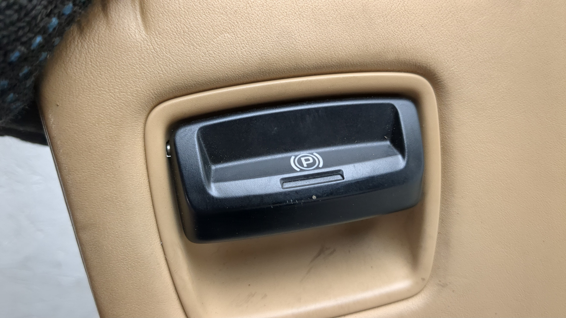 Подушка безопасности нижняя (для колен)