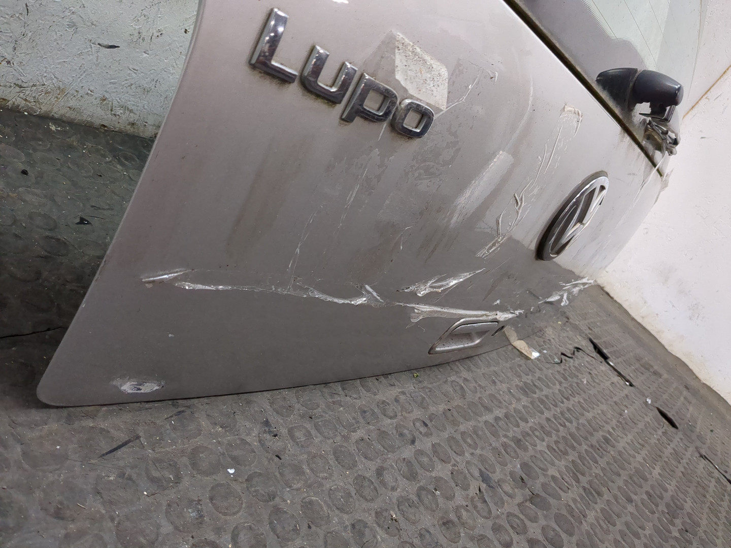 Дверь багажника