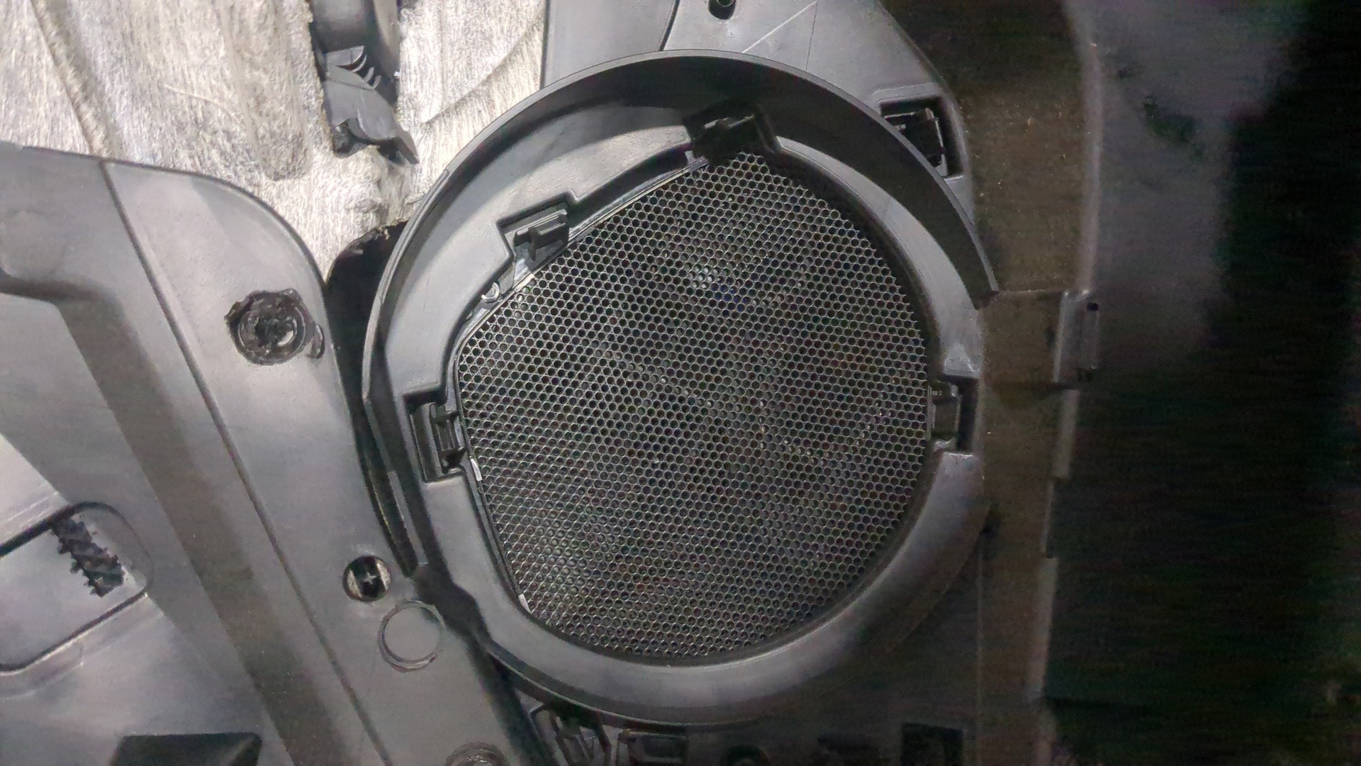 Обшивка двери передней левой