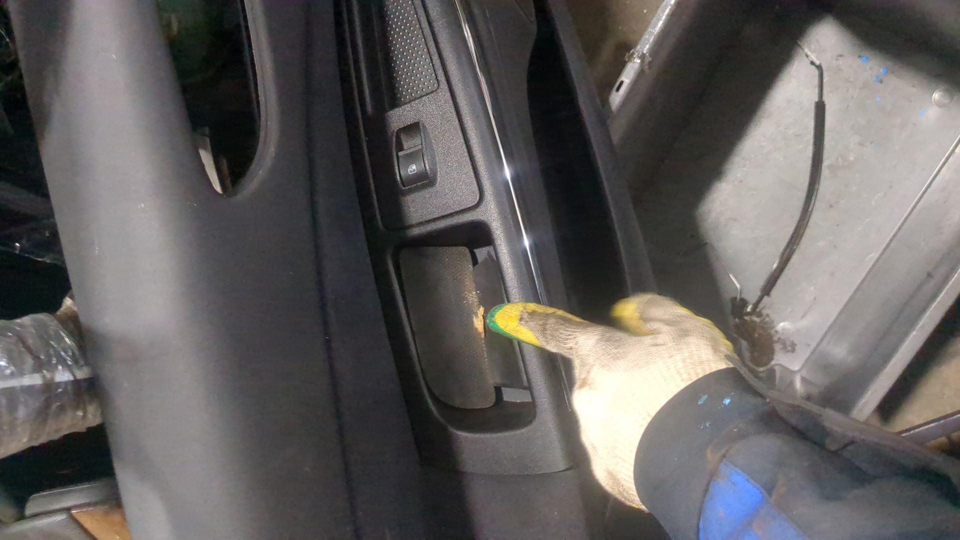 Обшивка двери передней левой