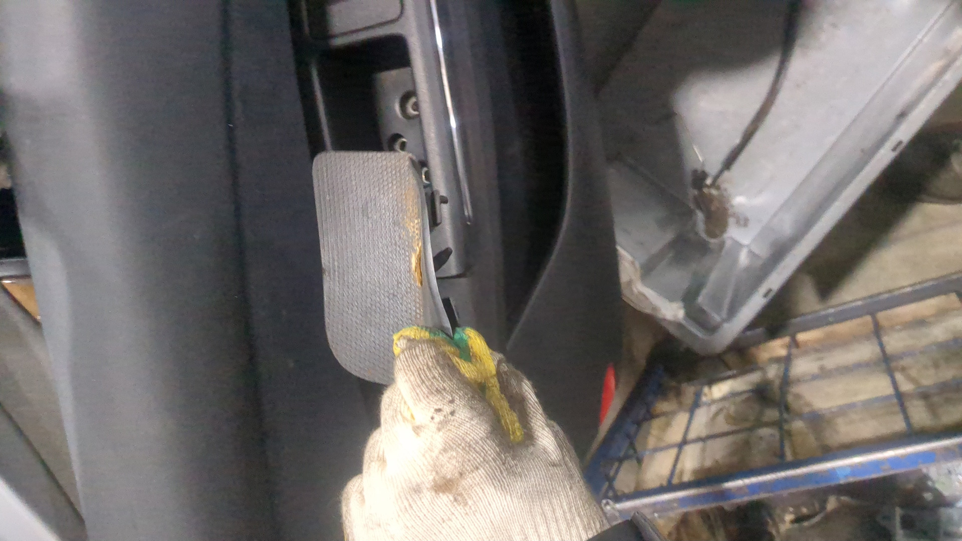 Обшивка двери передней левой