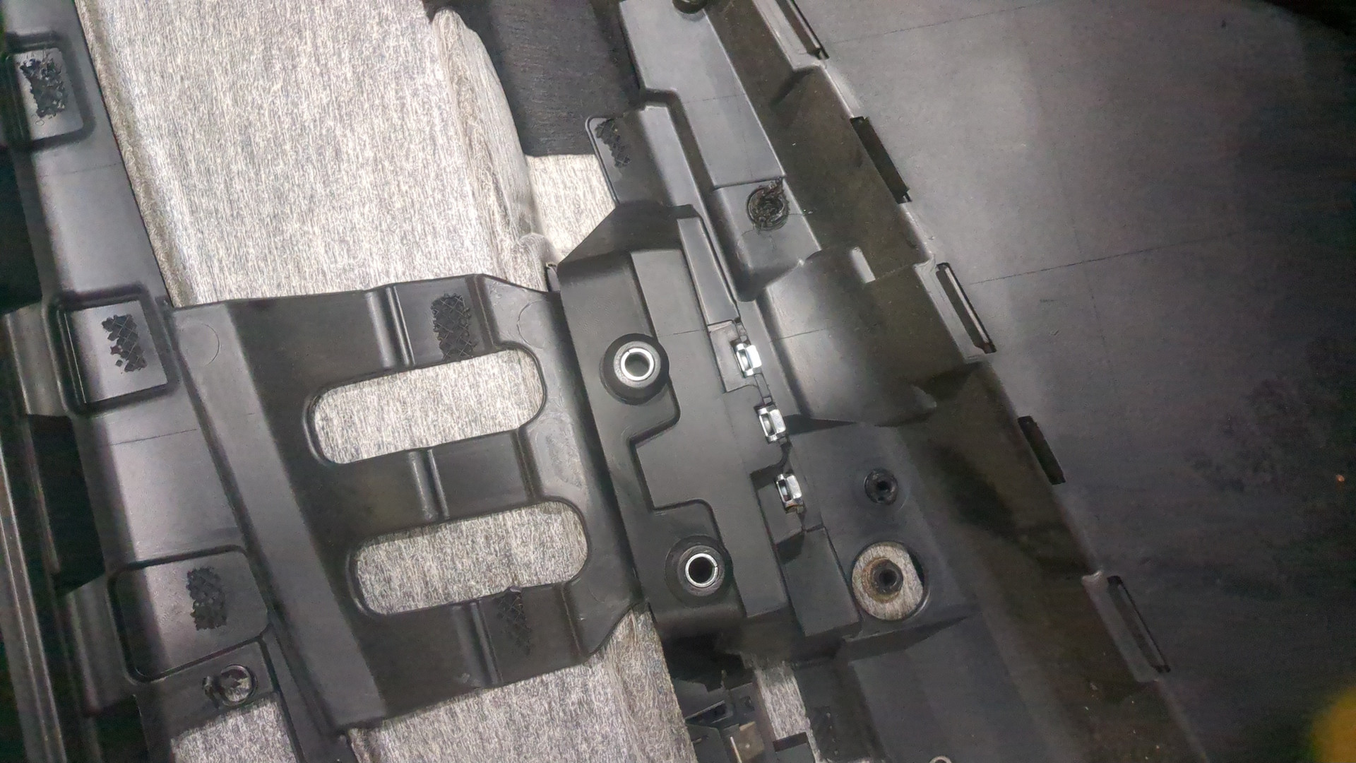 Обшивка двери передней левой