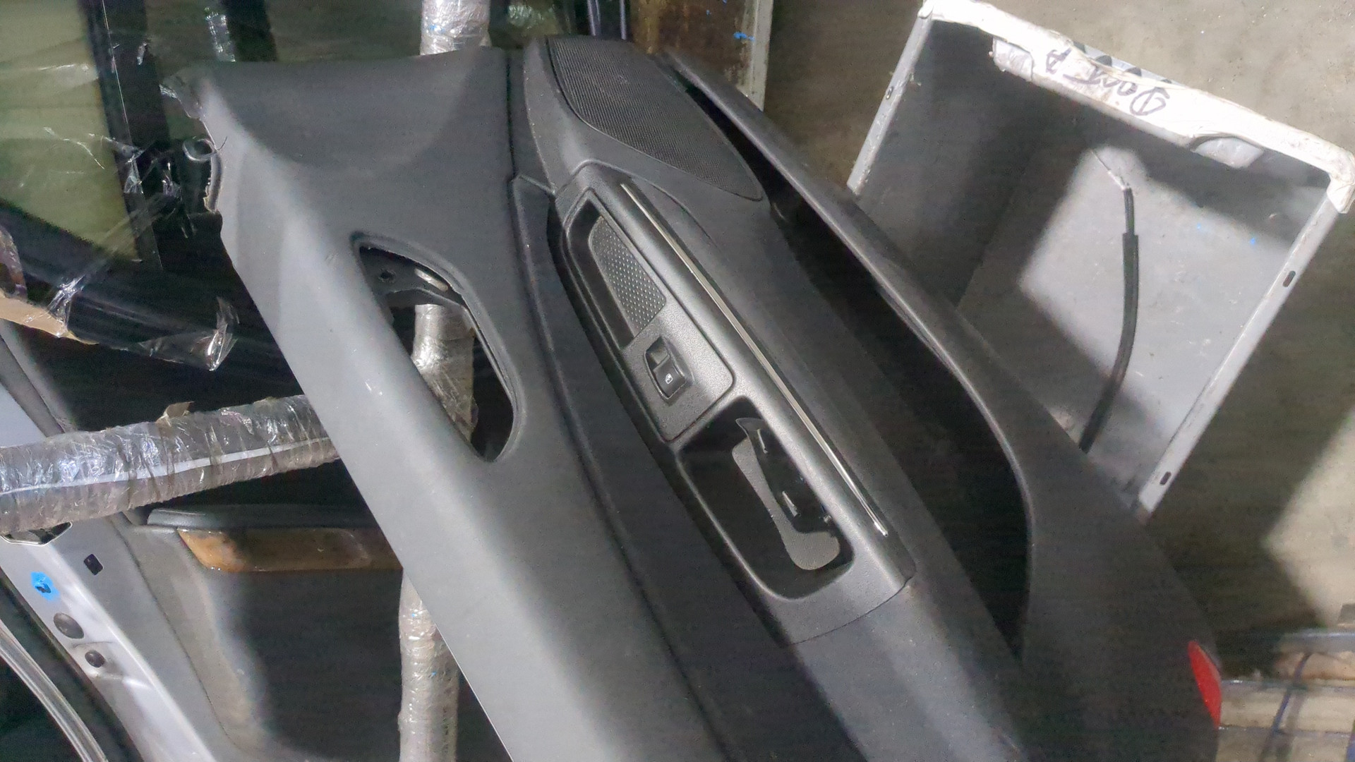 Обшивка двери передней левой